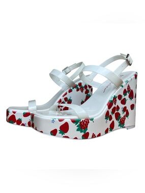Betsey Johnson Landry Wedge Heel Shoe Strawberry Raspberry Print Size 6.5M